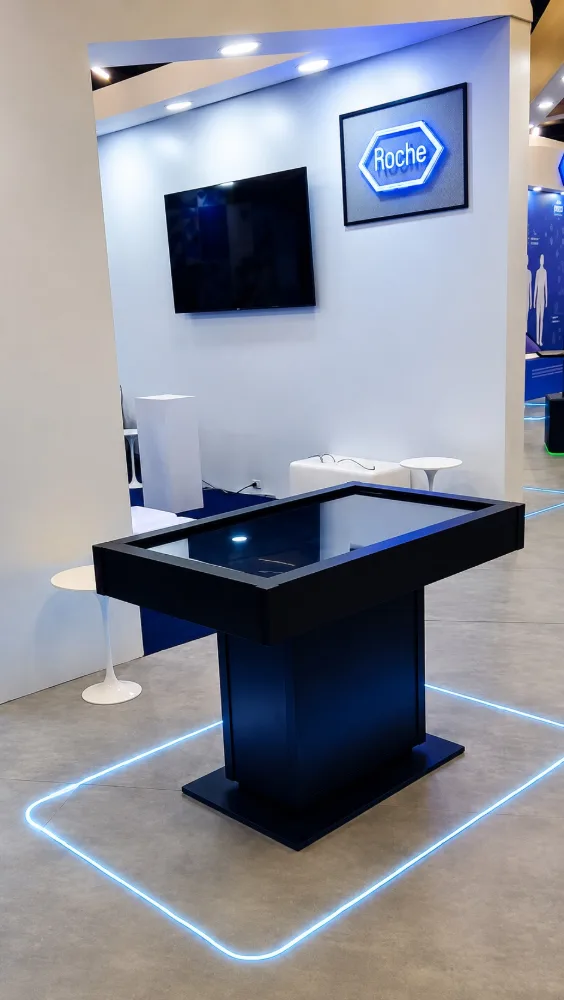 Mesa interativa touchscreen roche