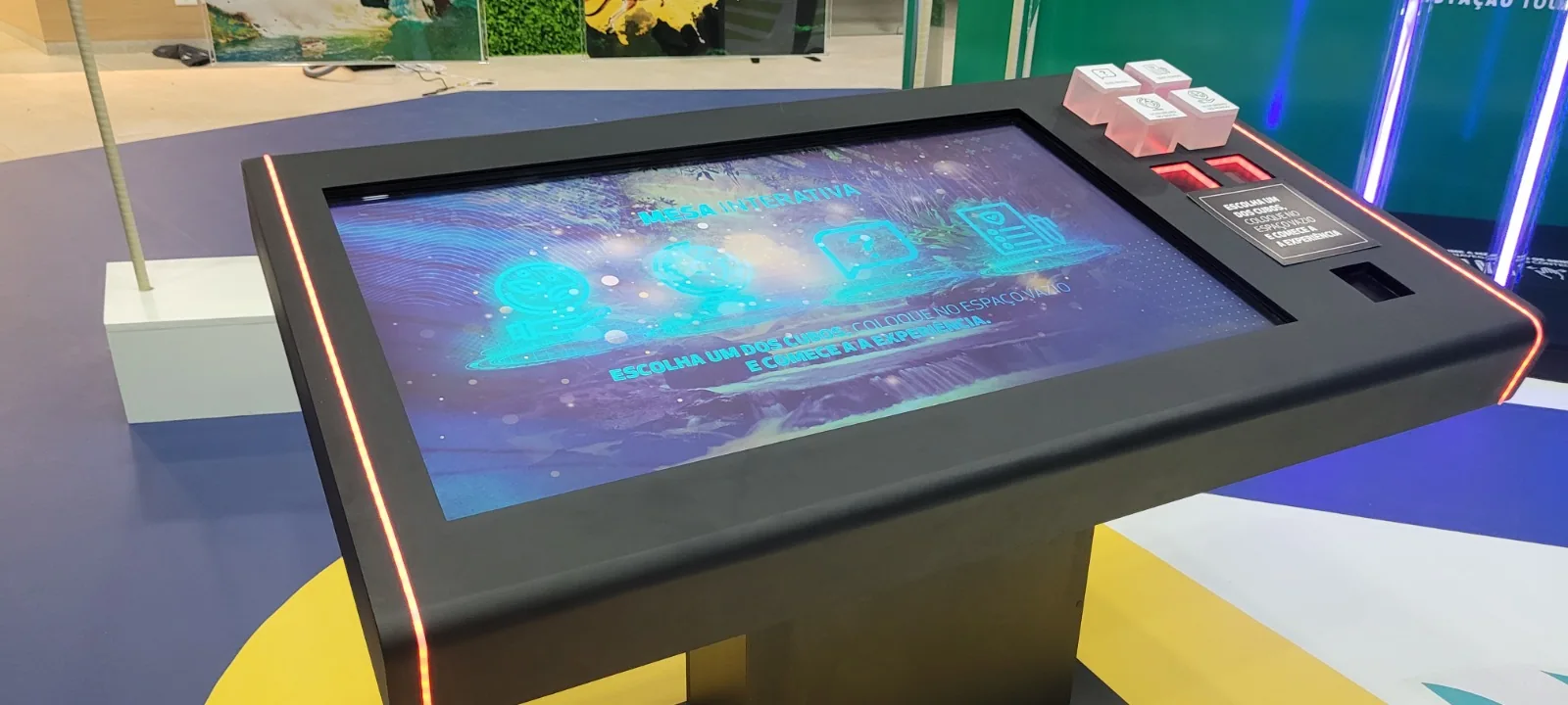 Mesa Cubos RFID em ativação interativa